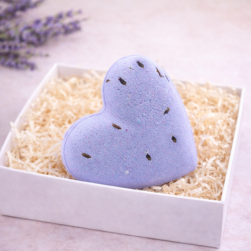 Geschenkset Lavendel – Duftkerze, Badebombe & Teelichter in Geschenkbox